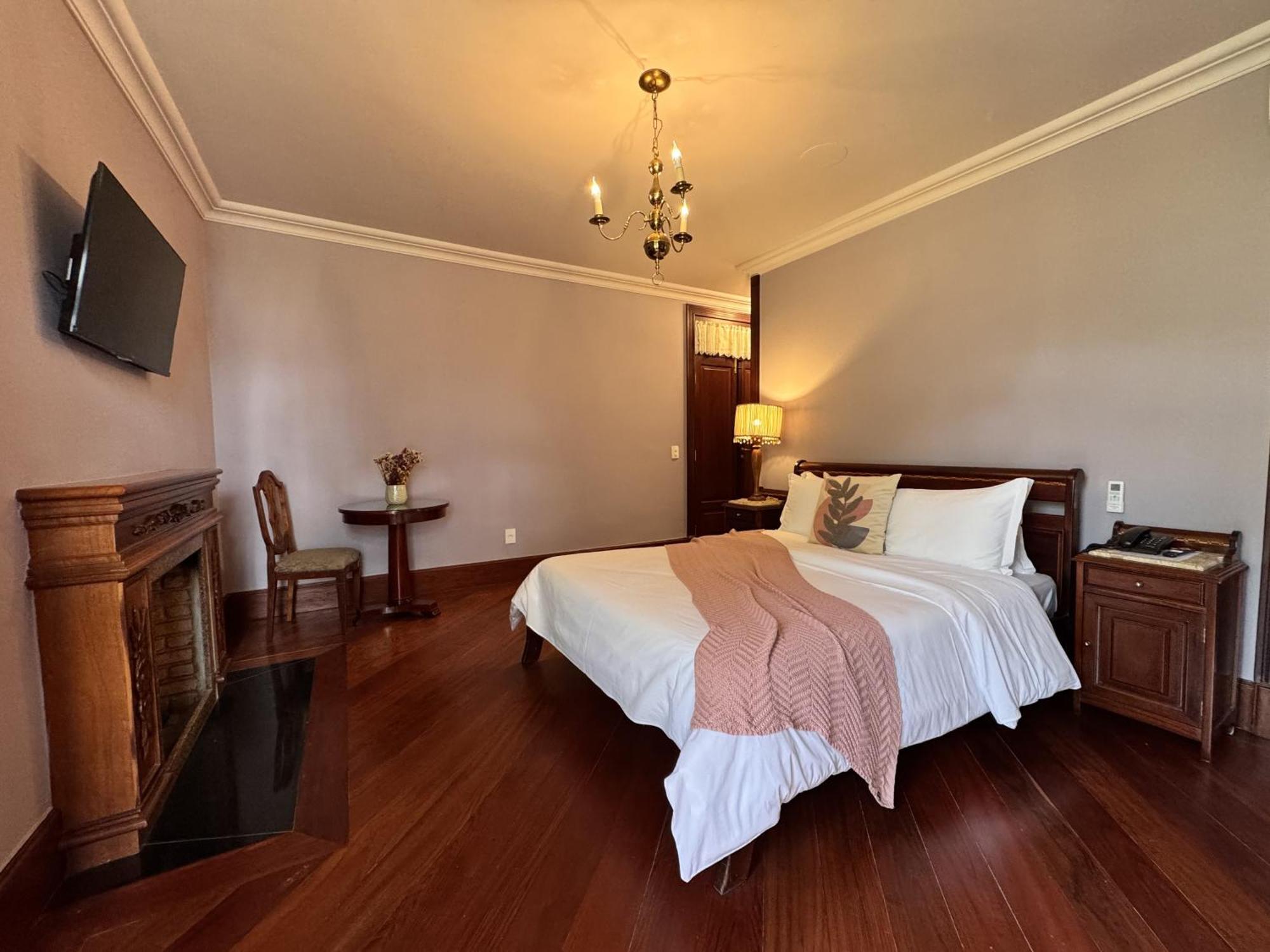 Aroso Paço Hotel Pedra Azul  Extérieur photo A room at the hotel